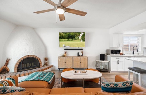 Desert Foothills Estates House | South Mountain-Ahwatukee FREE HEATED Pool and Hot Tub Walk to trails and park.