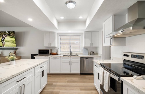Desert Foothills Estates House | South Mountain-Ahwatukee FREE HEATED Pool and Hot Tub Walk to trails and park.