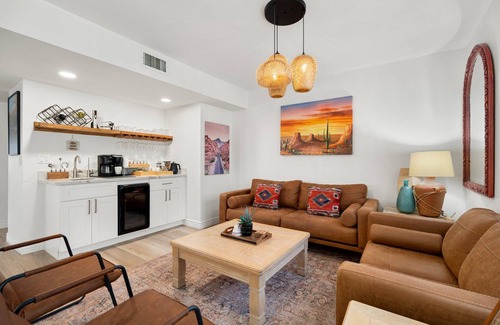 Desert Foothills Estates House | South Mountain-Ahwatukee FREE HEATED Pool and Hot Tub Walk to trails and park.