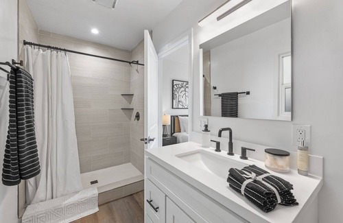 South Oceanside Hotel | South Oceanside Bungalow 4 - Deluxe Queen Studio + Patio