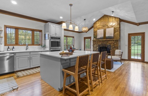 Cobden House | South Pass Hideaway 4BDRM - 2 King, 1 Queen, 2 Full Beds on Shawnee Wine Trail