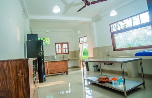 Kathaluwa Villa | South Point Surf House - Whole Villa 5 Bedrooms (Sleeps 14)