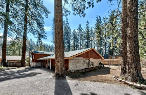 Lower Kingsbury House | South Tahoe Rustic Home! Sleeps Over 10! by RedAwning
