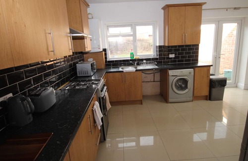 Norwood Green House | Southall House Cheerful 4 bedroom home with free parking on premises,