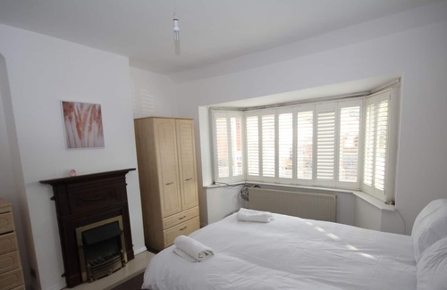 Norwood Green House | Southall House Cheerful 4 bedroom home with free parking on premises,