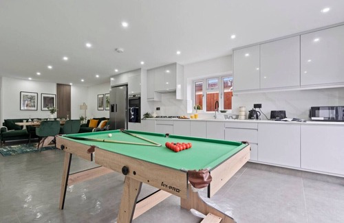 New Forest District House | Southampton Getaway | Huge Home + Garden Sleeps 10
