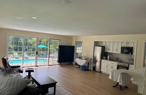 Southbury Apartment | Southbury Charming Studio Retreat on Beautiful Grounds — Sleeps 4