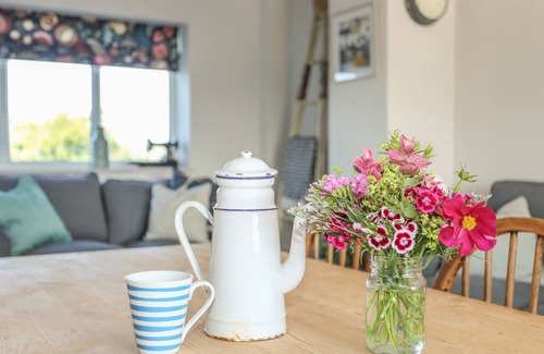 Holyhead Cottage | SOUTHCOTT APARTMENT, pet friendly, with a garden in Trearddur Bay