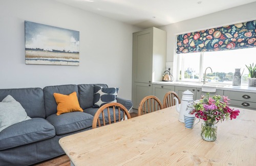 Holyhead Cottage | SOUTHCOTT APARTMENT, pet friendly, with a garden in Trearddur Bay
