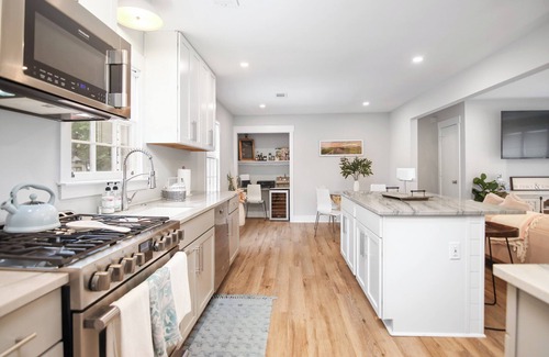 North Charleston House | Southern Bell Sanctuary 12min/7miles to Downtown Charleston, Pet-friendly home!