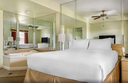 West Kissimmee Hotel | Southern Comfort in Celebration! Full Kitchen, Outdoor Pool, Free Shuttle!