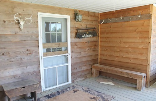 Thompsonville Cabin | Southern Il. Lodge with a View and a pond