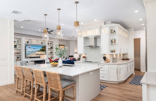 Old Naples House | SOUTHERN SUNSET - Olde Naples, Heated Pool & Spa, Walk to the beach!