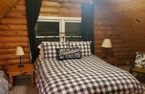 Wilmington Cabin | Southern Vermont log cabin, views, pond & 2 firepits. Winter Ski Weeks Available