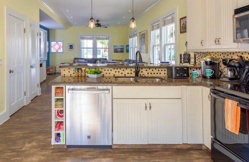 Uptown - Upper Duval House | *SOUTHERNMOST HOSPITALITY VII* 7BR/7BA & Pool + LAST KEY SERVICES.