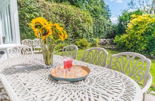 Kendal House | Southfield is a spacious period five bed, four bath with parking
