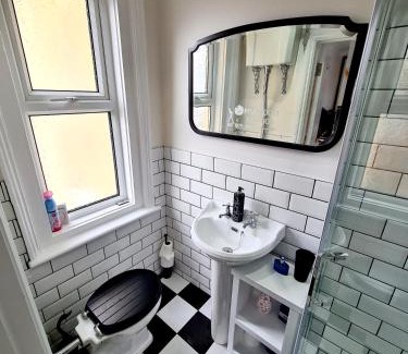 Southsea Apartment | Southsea Royale Studio, James Bond, Parking, Seafront