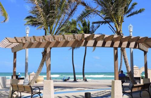 Hollywood South Central Beach Hotel | Southwinds Inn by The Gold Nests