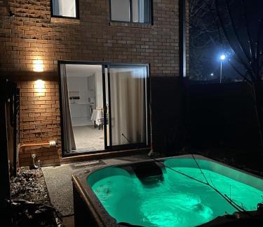 Linwood House | Spa Hideaway in Central City with Parking