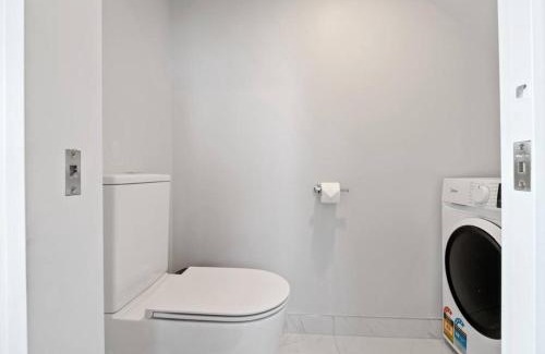 Linwood House | Spa Hideaway in Central City with Parking