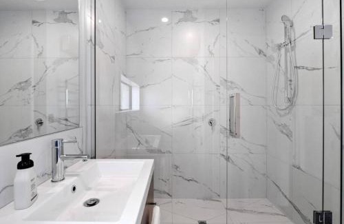 Linwood House | Spa Hideaway in Central City with Parking