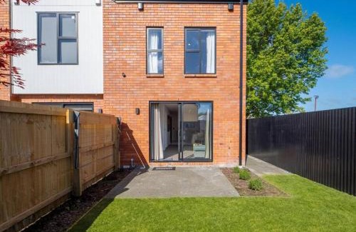 Linwood House | Spa Hideaway in Central City with Parking