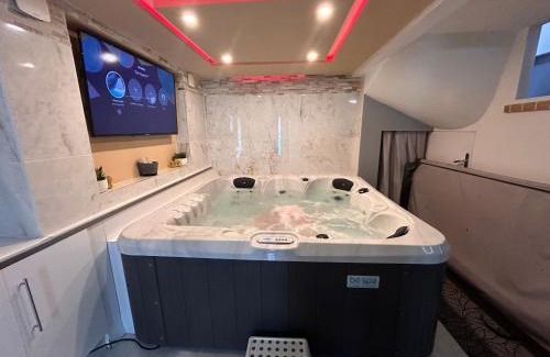 Vaudherland House | Spa Jacuzzi Moon White
