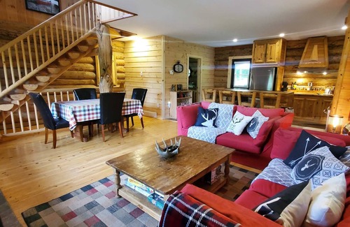 St-Adolphe-d'Howard Ski Chalet | Spa, Modern Comfort - Chalet le Pic-Bois