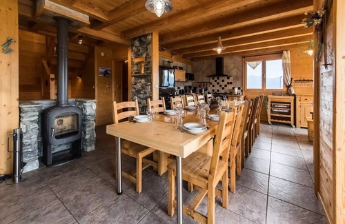 Villarembert Ski Chalet | Spacious chalet apartment with Jacuzzi