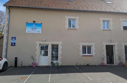 Neuvy-Saint-Sepulchre Bed & Breakfast | Spacieuse Chambre avec Salle d'Eau Privée à Louer dans Maison d'Hôtes Contemporaine - FR-1-591-606