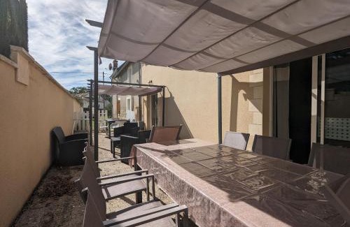 Neuvy-Saint-Sepulchre Bed & Breakfast | Spacieuse Chambre avec Salle d'Eau Privée à Louer dans Maison d'Hôtes Contemporaine - FR-1-591-606