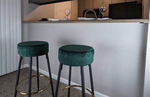 Overland Park Apartment | Spacious 1 Bedroom Suite w/ Pool