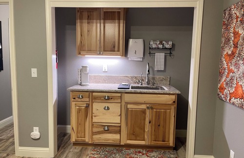 Mariposa Apartment | Spacious 1 Bedroom, 1 or 2 beds, Yosemite-Mariposa Guest Suite B