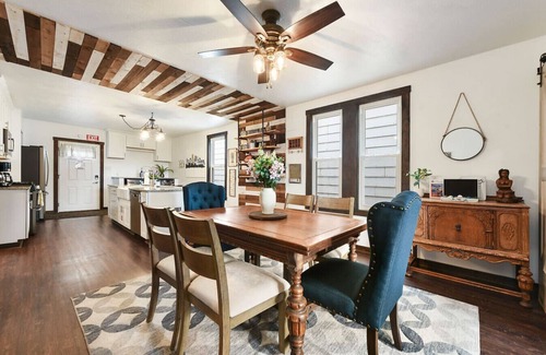 Millvale Apartment | Spacious 1 bedroom Close to Downtown and Stadiums