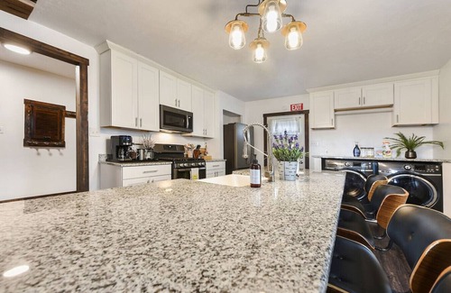 Millvale Apartment | Spacious 1 bedroom Close to Downtown and Stadiums