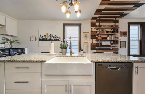 Millvale Apartment | Spacious 1 bedroom Close to Downtown and Stadiums