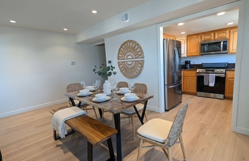 Alamitos Beach Condo | SPACIOUS 1600sqft Beach Pad - 3min Walk to Sand, AC, Patio, 75" TV, Strong WiFi