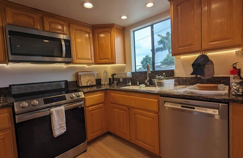 Alamitos Beach Condo | SPACIOUS 1600sqft Beach Pad - 3min Walk to Sand, AC, Patio, 75" TV, Strong WiFi