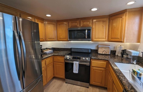 Alamitos Beach Condo | SPACIOUS 1600sqft Beach Pad - 3min Walk to Sand, AC, Patio, 75" TV, Strong WiFi