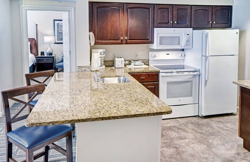 Old Town West Resort | Spacious 1BR 10 Minutes South of DC w/FREE WiFi, Free Parking and Metro Access