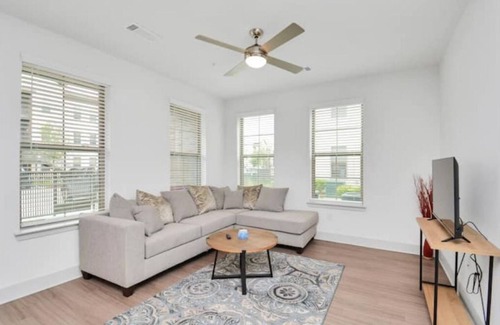 Spring Apartment | Spacious 2 BD2 Bath with Pool & Gym