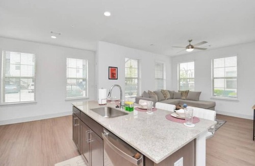 Spring Apartment | Spacious 2 BD2 Bath with Pool & Gym