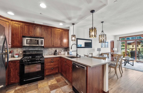 Sun Peaks House | Spacious 2 Bedroom, 3.5 Bathroom Townhome, Short Walk to Village center, and Ski in & Ski out