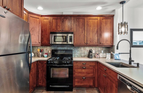 Sun Peaks House | Spacious 2 Bedroom, 3.5 Bathroom Townhome, Short Walk to Village center, and Ski in & Ski out