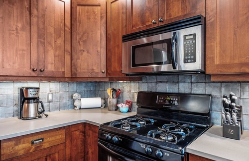 Sun Peaks House | Spacious 2 Bedroom, 3.5 Bathroom Townhome, Short Walk to Village center, and Ski in & Ski out