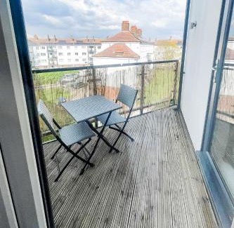 Peninsula Apartment | Spacious 2 Bedroom Apt By LS2G Short Lets & Serviced Accommodation Greater London With Free WIFI