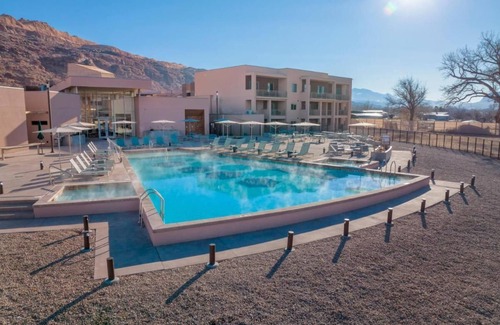 Moab Condo | Spacious 2-bedroom condo with AC, fitness room and pool in pleasant Moab