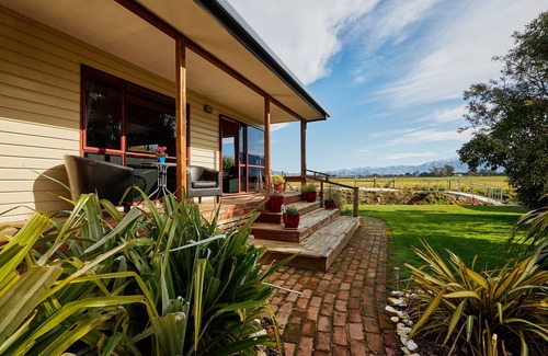 Kaikoura Cottage | Spacious 2 Bedroom Cottage with Awesome Mountain View