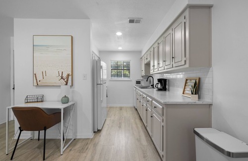Fairhope House | Spacious 2 bedroom cottage; KING BED; fenced yard