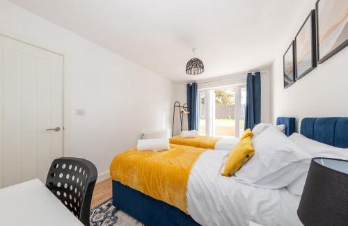 Luton Apartment | Spacious 2 bedroom home, Contractors friendly and free parking